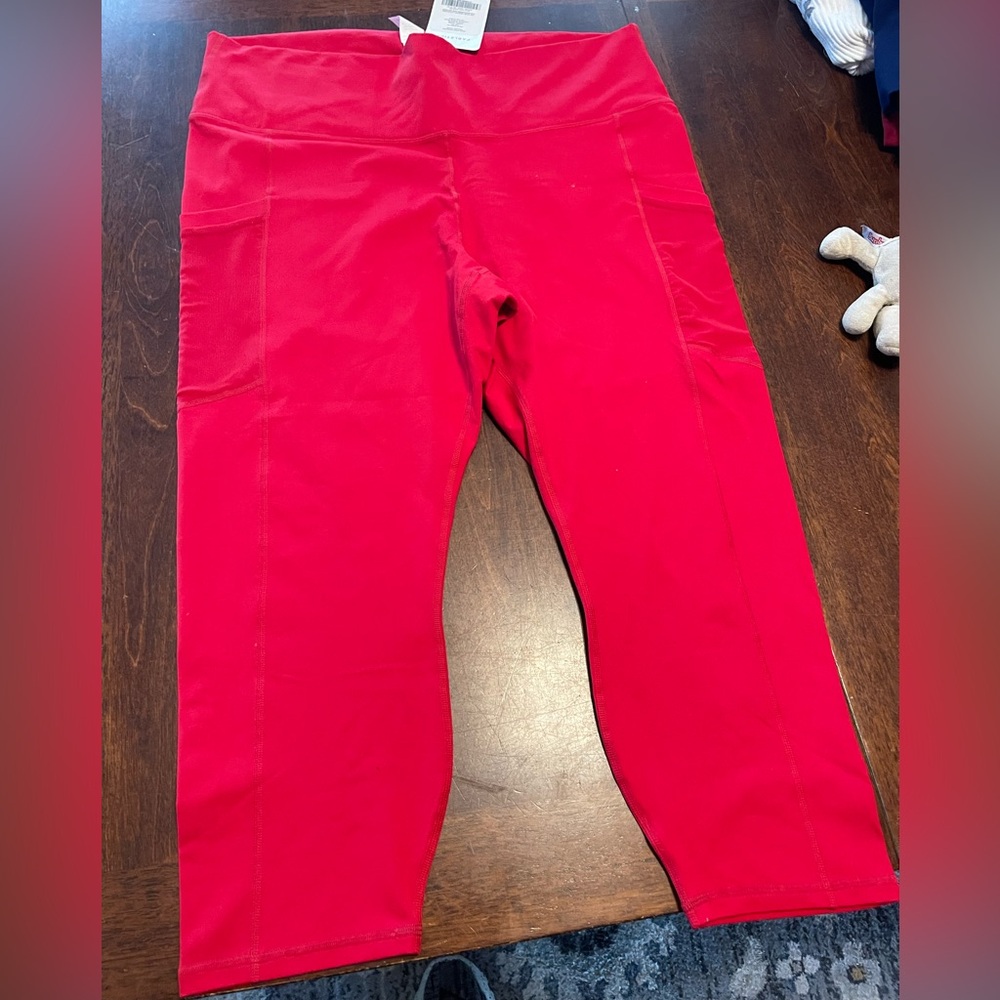 Fabletics Mila High-Waisted Pocket Capri